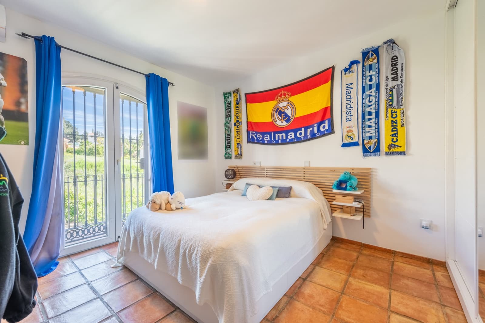 5 bedroom Villa for sale in Estepona with pool garage - € 1,390,000 (Ref: 9019275)