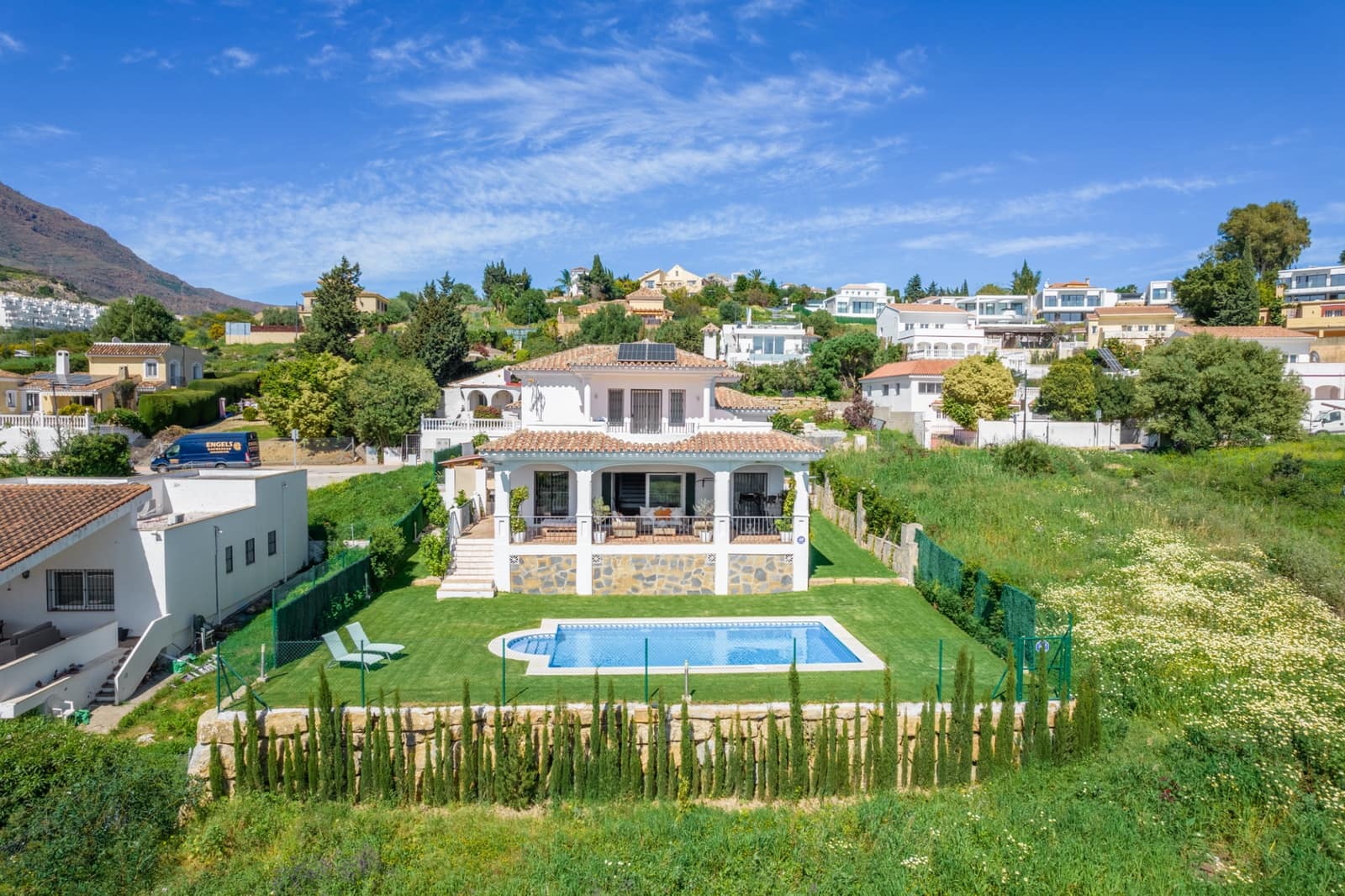 5 bedroom Villa for sale in Estepona with pool garage - € 1,390,000 (Ref: 9019275)