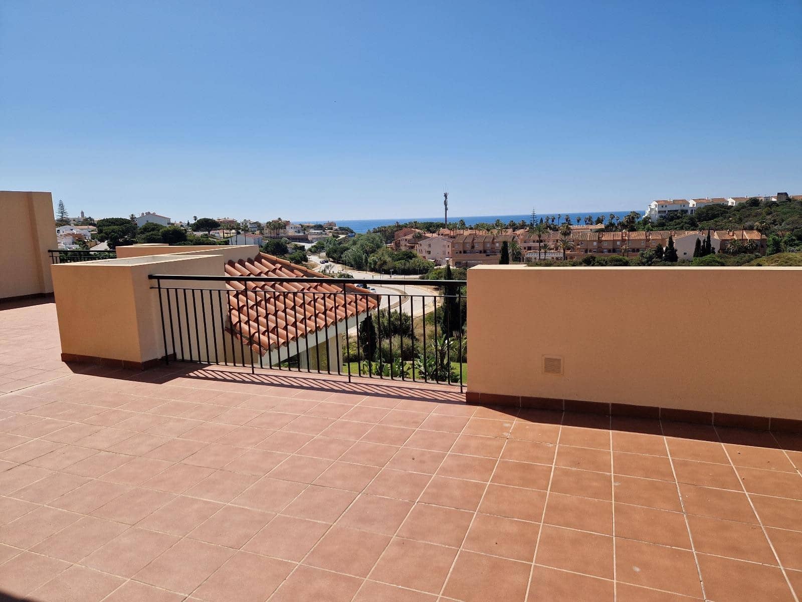 3 soveværelse Penthouse til salg i El Faro med swimmingpool garage - € 499.000 (Ref: 9074331)