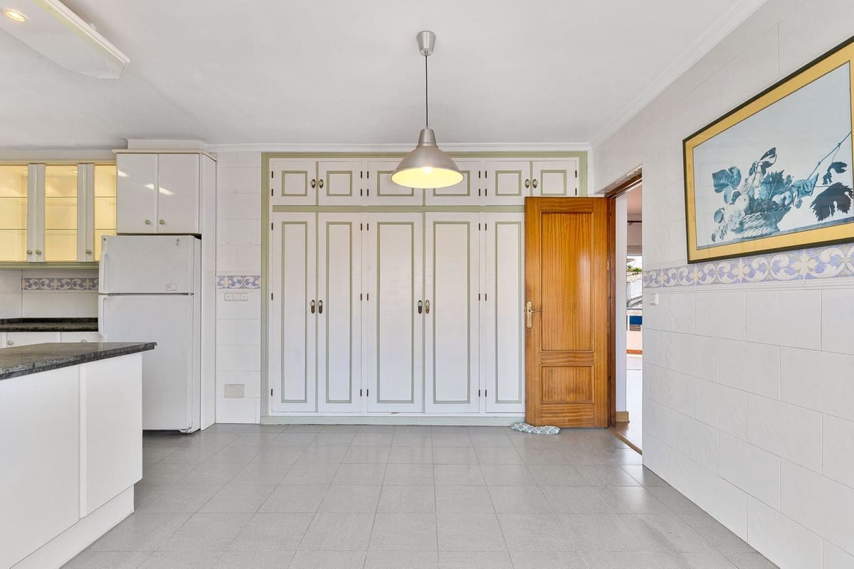 4 bedroom Apartment for sale in Fuengirola with garage - € 599,000 (Ref: 9086489)