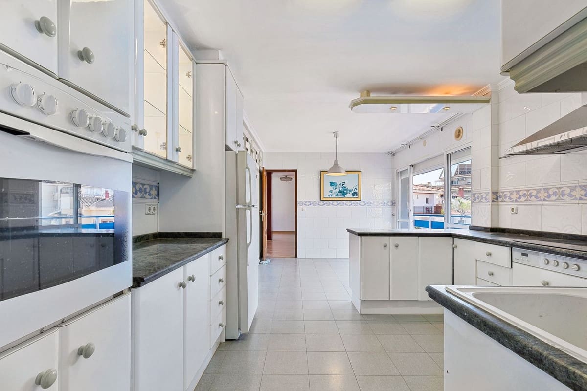 4 bedroom Apartment for sale in Fuengirola with garage - € 599,000 (Ref: 9086489)