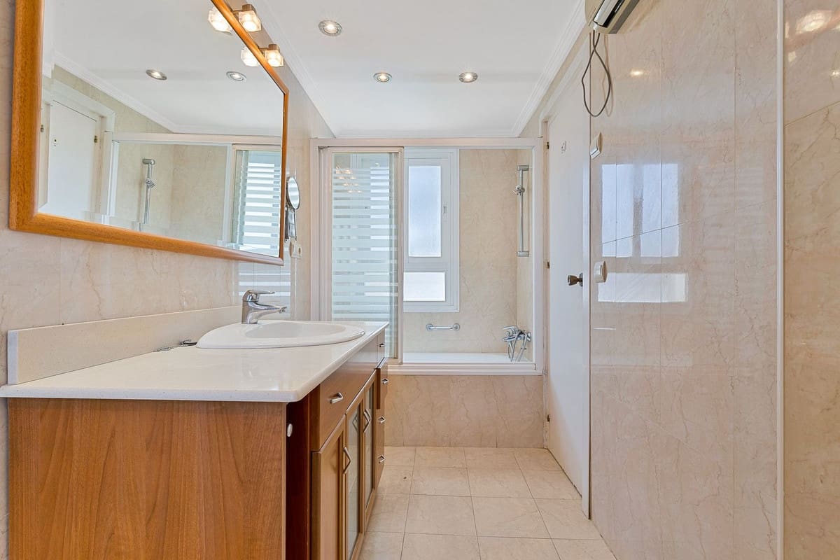 4 bedroom Apartment for sale in Fuengirola with garage - € 599,000 (Ref: 9086489)