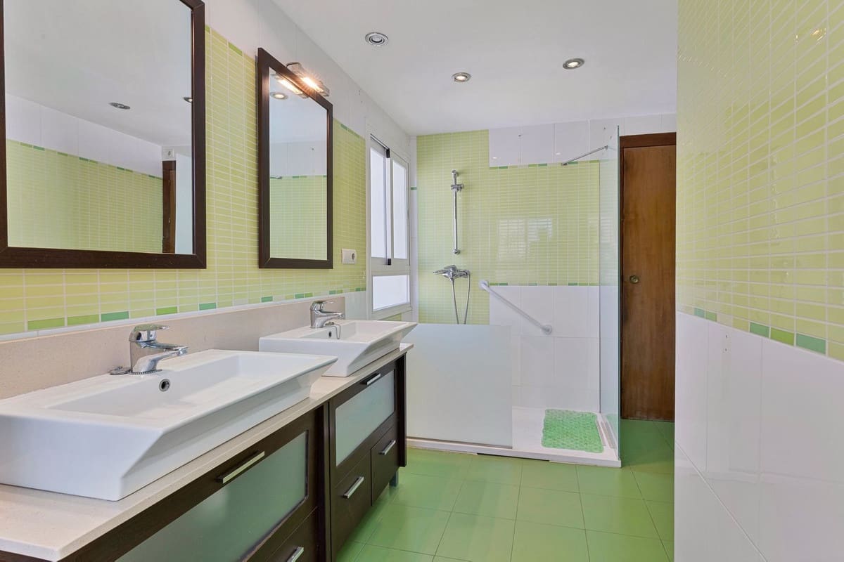 4 bedroom Apartment for sale in Fuengirola with garage - € 599,000 (Ref: 9086489)