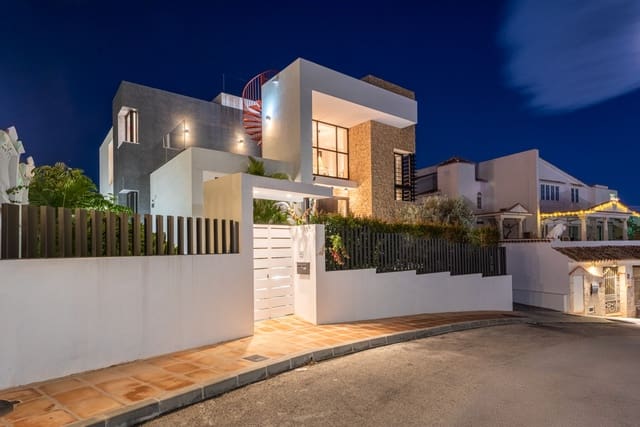 3 soverom Villa til salgs i Mijas Costa, Mijas med svømmebasseng garasje - € 1 895 000 (Ref: 9421668)