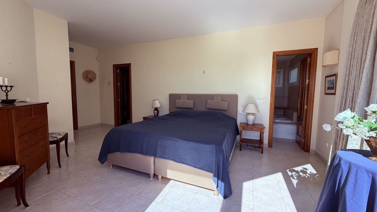 3 bedroom Villa for sale in Benalmadena with pool garage - € 1,800,000 (Ref: 9489962)