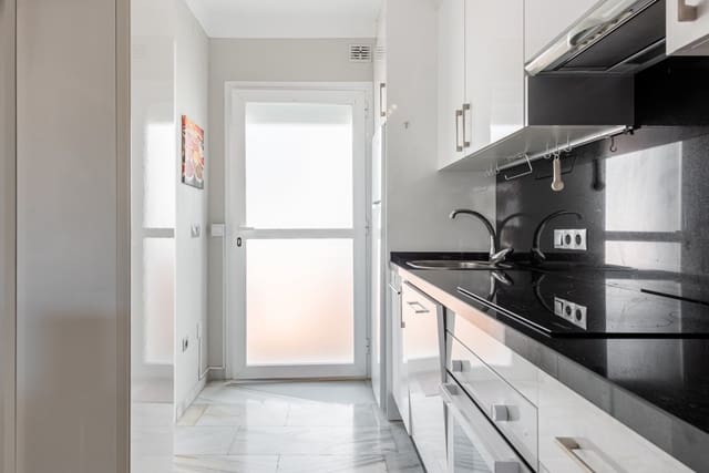 2 Zimmer Haus zu verkaufen in La Reserva, Marbella mit Pool - 327.000 € (Ref: 9681398)