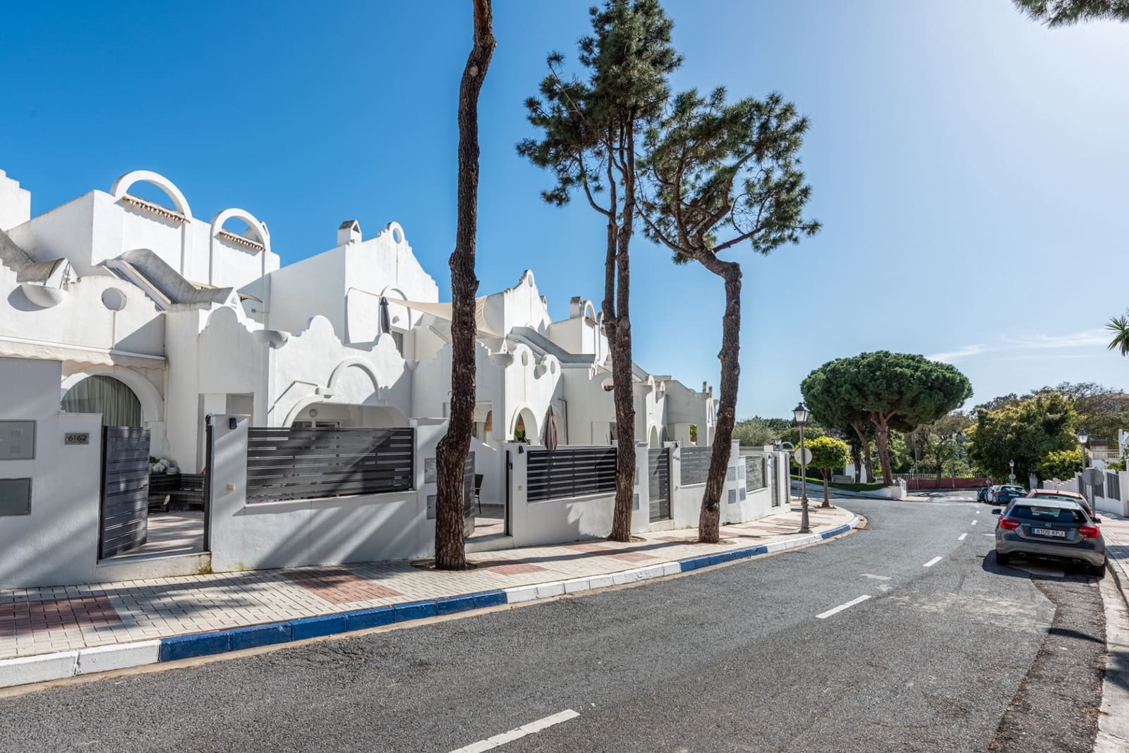 2 soveværelse Byhus til salg i Marbella med swimmingpool - € 327.000 (Ref: 9681398)