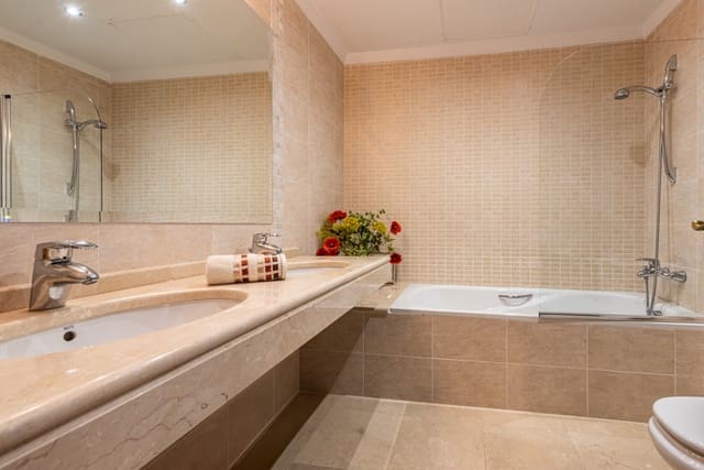 Chalet de 4 habitaciones en Mijas Costa, Mijas en venta con piscina garaje - 1.999.500 € (Ref: 9694234)