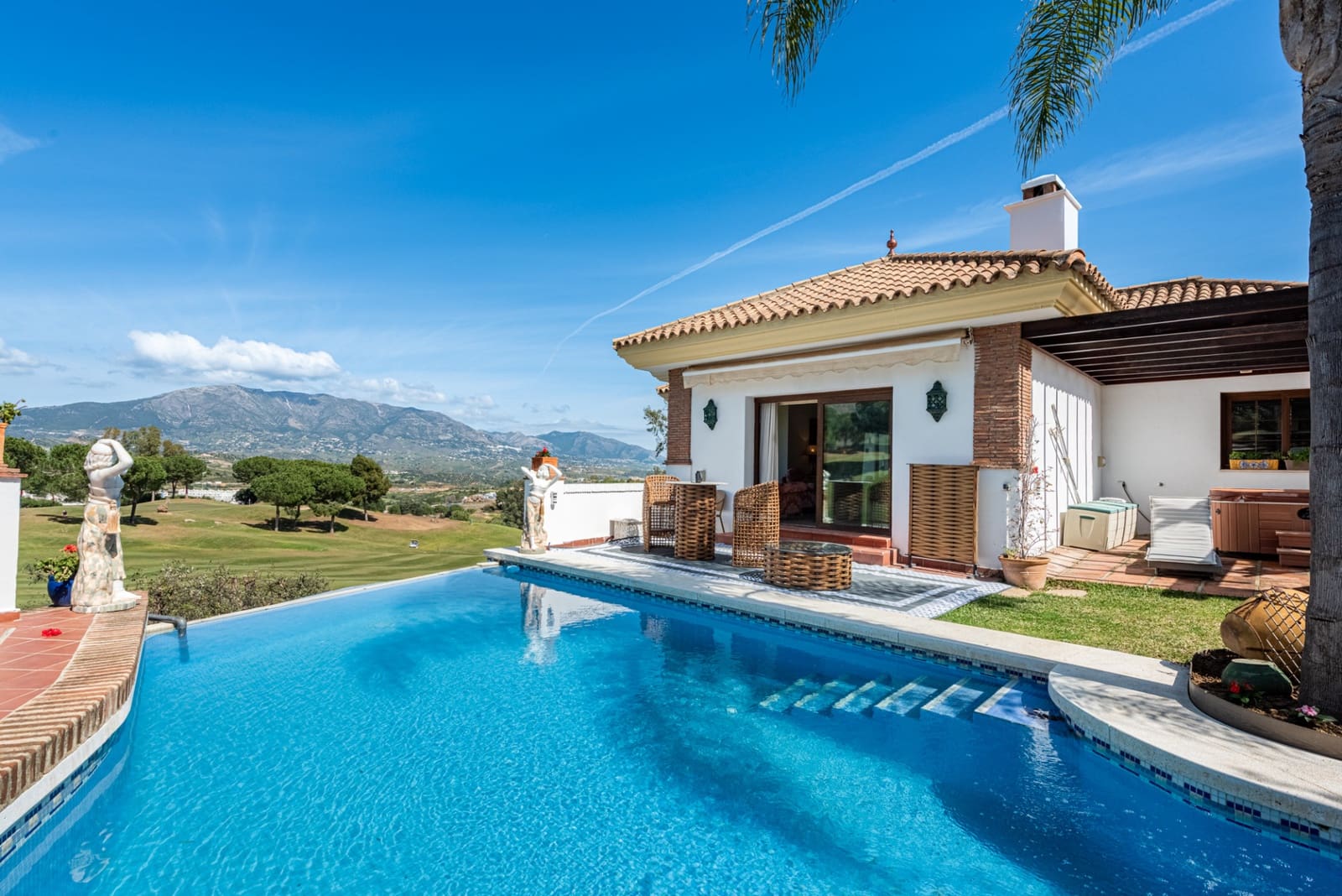 4 bedroom Villa for sale in Mijas Costa with pool garage - € 1,999,500 (Ref: 9694234)