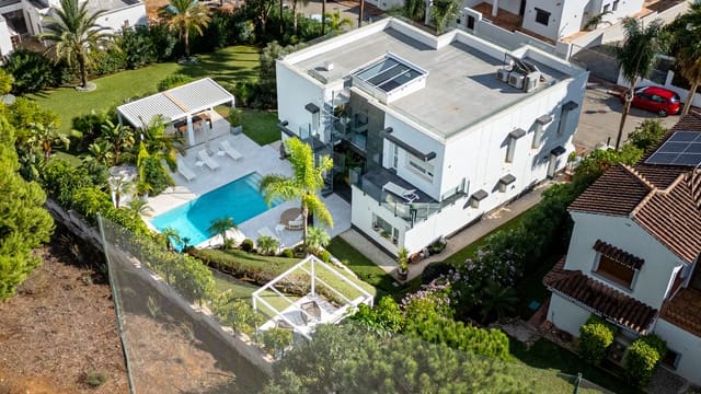 5 bedroom Villa for sale in Mijas Costa, Mijas with pool garage - € 1,650,000 (Ref: 9753530)