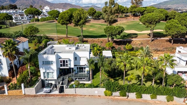 5 soverom Villa til salgs i Mijas Costa, Mijas med svømmebasseng garasje - € 1 650 000 (Ref: 9753530)