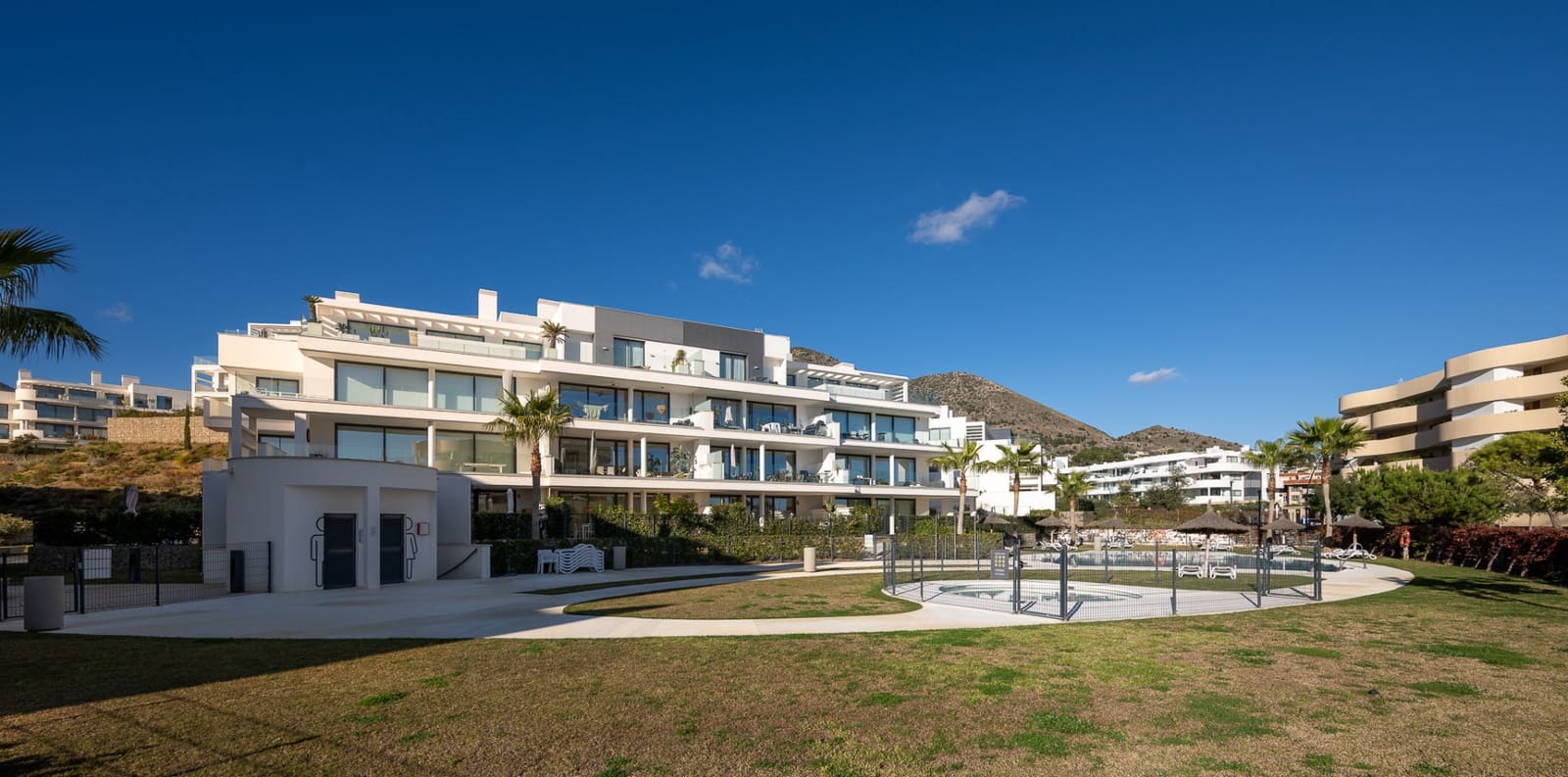 2 soveværelse Lejlighed til salg i Fuengirola med swimmingpool garage - € 649.000 (Ref: 9753536)