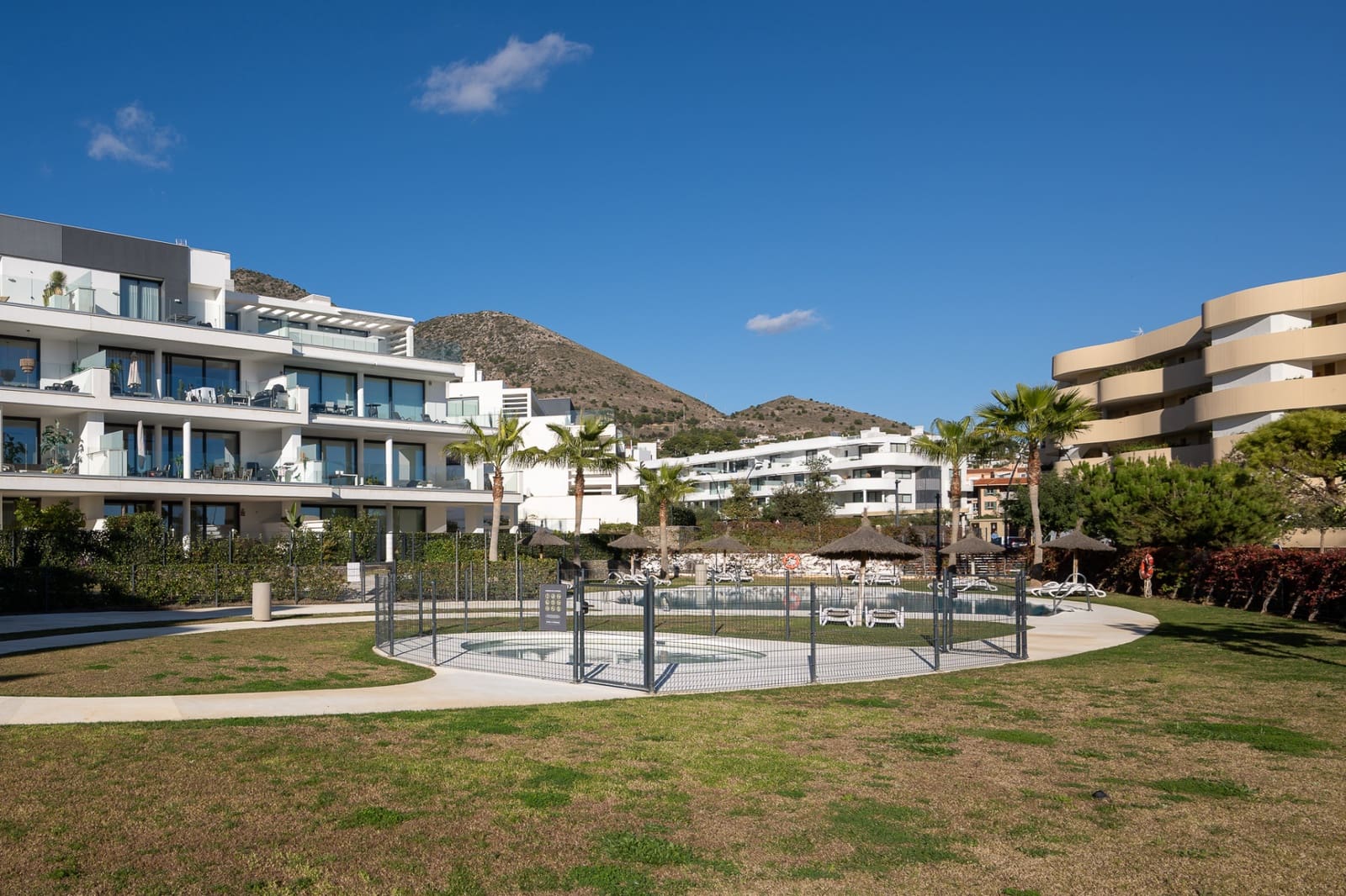 2 soveværelse Lejlighed til salg i Fuengirola med swimmingpool garage - € 649.000 (Ref: 9753536)