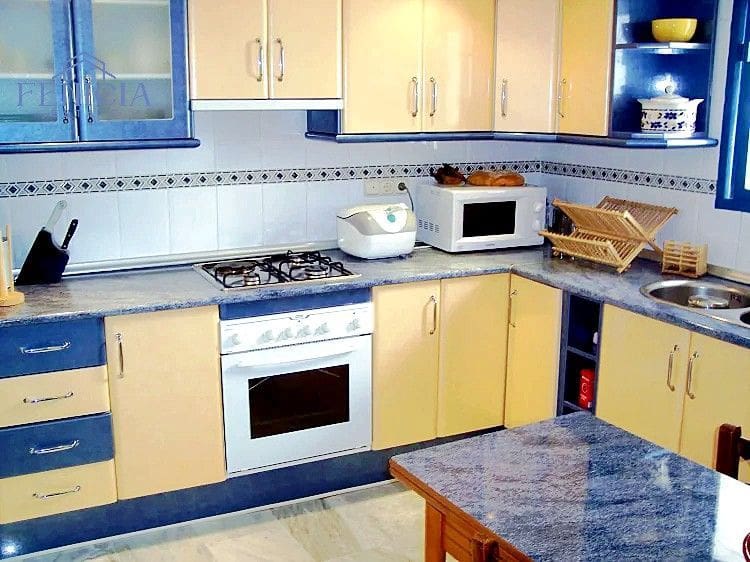 6 bedroom Townhouse for sale in Otivar with pool garage - € 280,000 (Ref: 9866553)