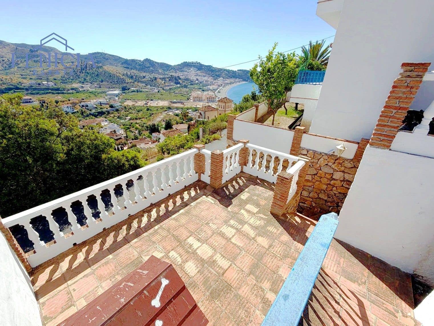 3 bedroom Villa for sale in La Herradura with pool garage - € 590,000 (Ref: 9869844)