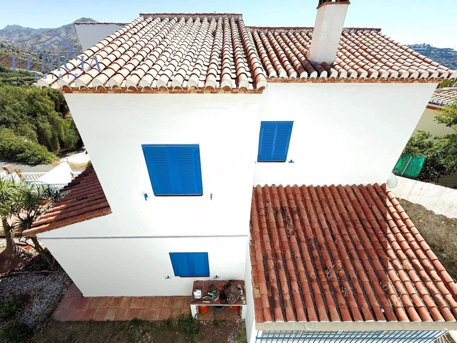 3 bedroom Villa for sale in La Herradura with pool garage - € 590,000 (Ref: 9869844)