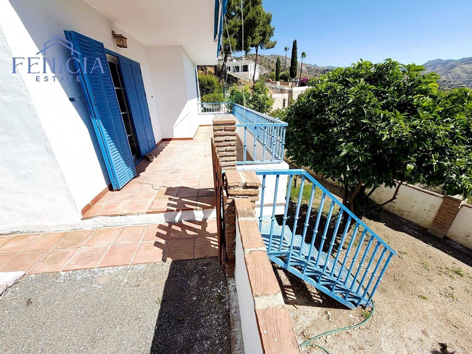 3 bedroom Villa for sale in La Herradura with pool garage - € 590,000 (Ref: 9869844)