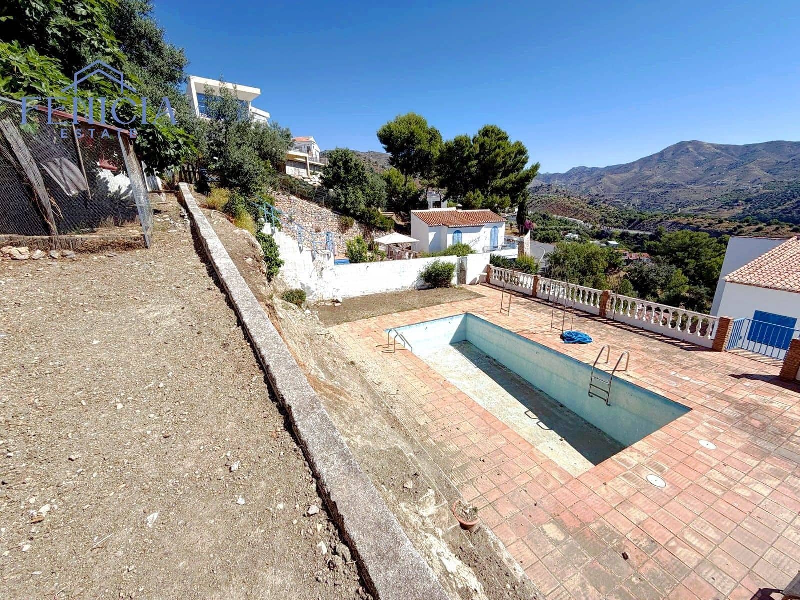 3 bedroom Villa for sale in La Herradura with pool garage - € 590,000 (Ref: 9869844)