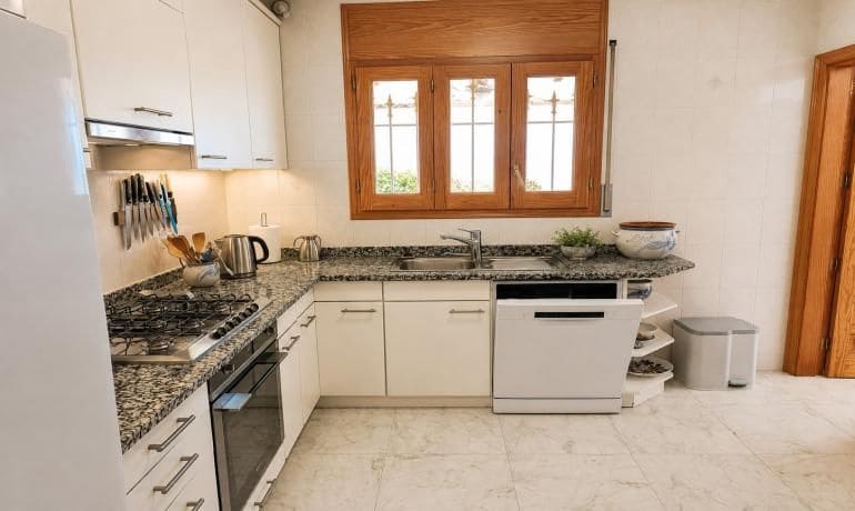 2 slaapkamer Villa te koop in Roses met garage - € 545.000 (Ref: 10032197)