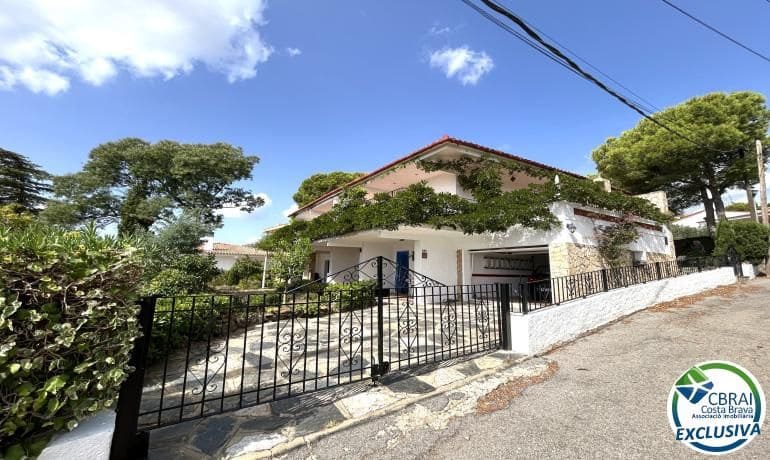 Chalet de 6 habitaciones en Llançà en venta con garaje - 690.000 € (Ref: 10055473)
