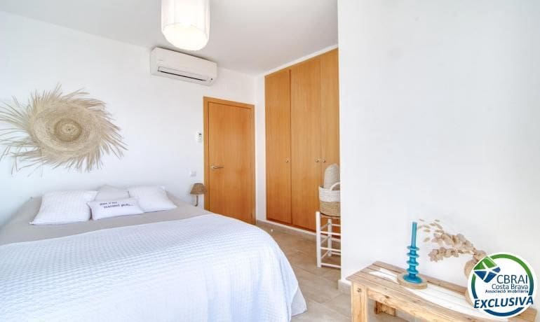3 slaapkamer Halfvrijstaande villa te koop in Roses met garage - € 655.000 (Ref: 10100346)