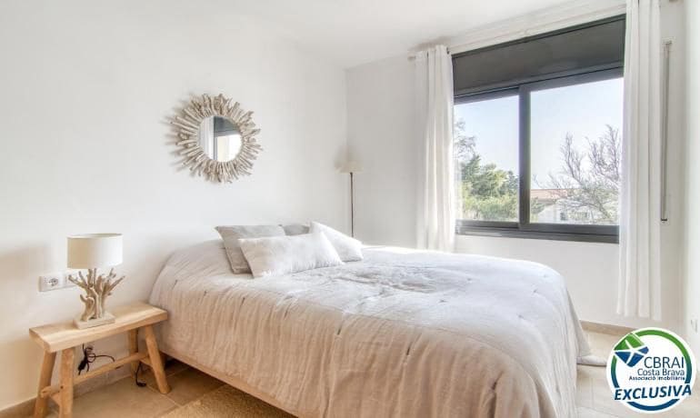 3 slaapkamer Halfvrijstaande villa te koop in Roses met garage - € 655.000 (Ref: 10100346)