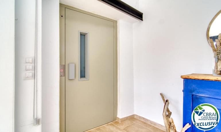 3 slaapkamer Halfvrijstaande villa te koop in Roses met garage - € 655.000 (Ref: 10100346)