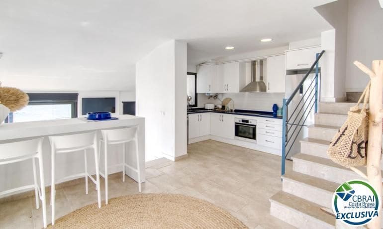 3 slaapkamer Halfvrijstaande villa te koop in Roses met garage - € 655.000 (Ref: 10100346)