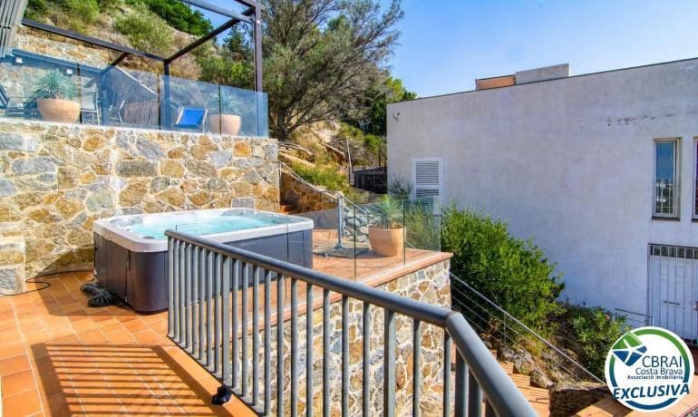 3 slaapkamer Halfvrijstaande villa te koop in Roses met garage - € 655.000 (Ref: 10100346)