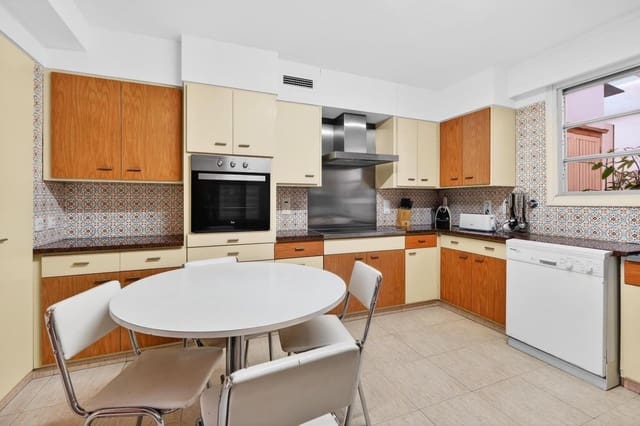 4 slaapkamer Flat te koop in Figueres met garage - € 275.000 (Ref: 10102784)