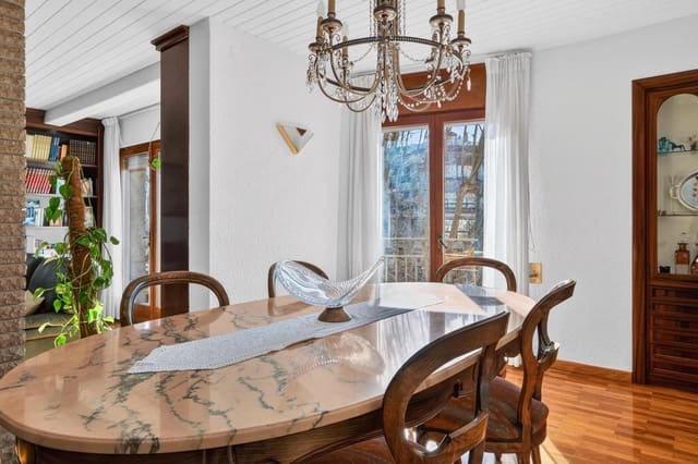 4 slaapkamer Flat te koop in Figueres met garage - € 275.000 (Ref: 10102784)