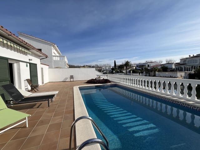 3 soveværelse Villa til salg i Empuriabrava, Castelló d'Empúries med swimmingpool - € 1.200.000 (Ref: 10102786)