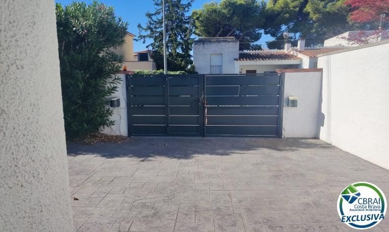 3 bedroom Villa for sale in Empuriabrava with pool - € 475,000 (Ref: 10115793)