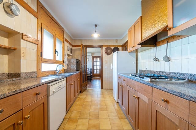 6 soveværelse Villa til salg i Sant Pere Pescador med garage - € 519.000 (Ref: 10136229)
