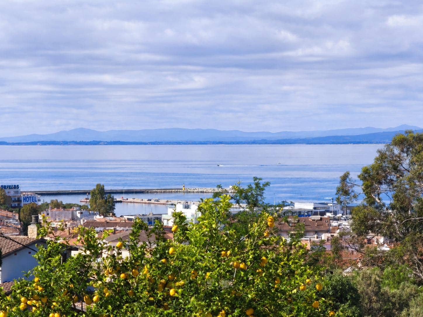 3 bedroom Apartment for sale in Roses with pool garage - € 335,000 (Ref: 10171878)