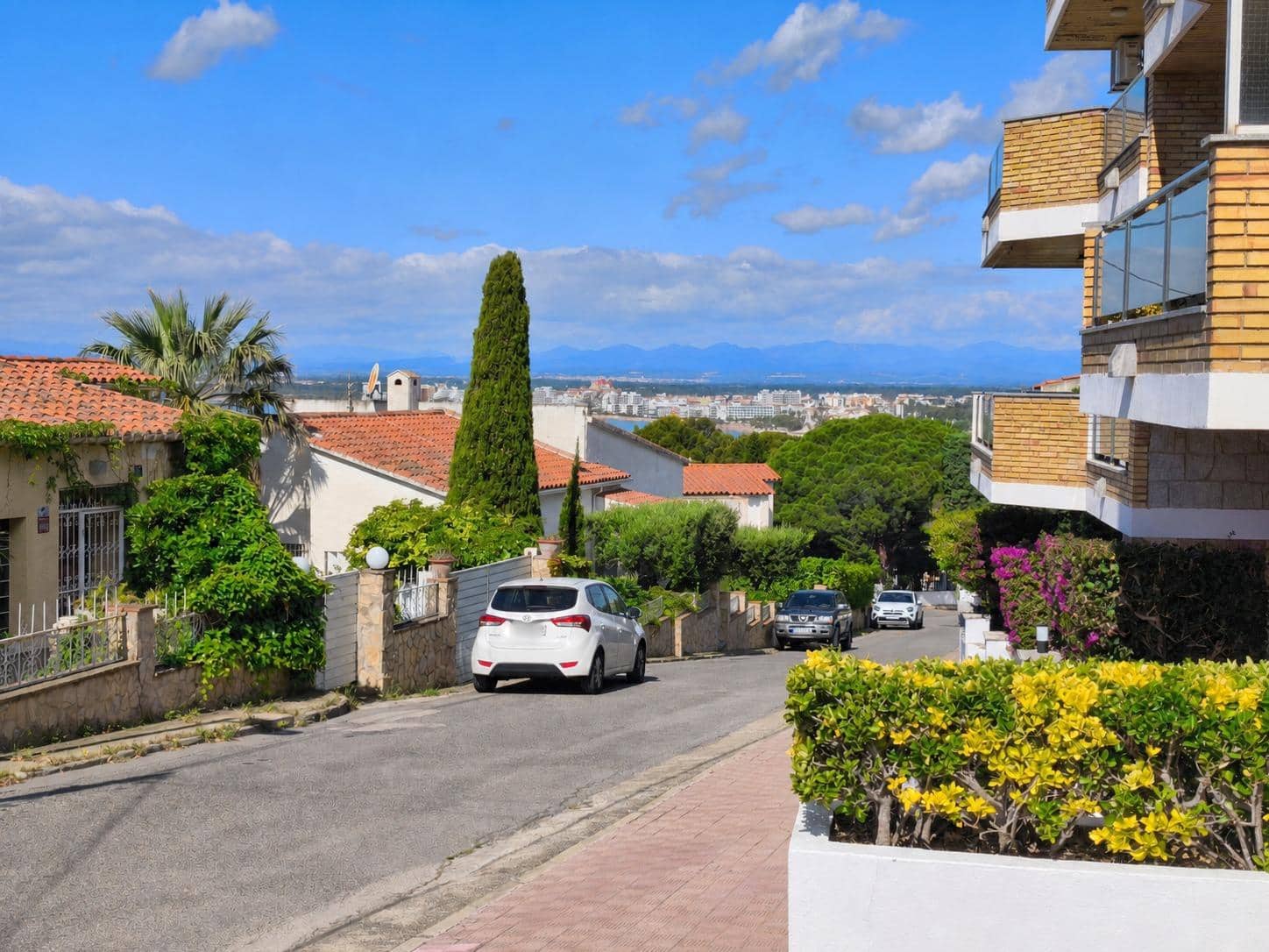 3 bedroom Apartment for sale in Roses with pool garage - € 335,000 (Ref: 10171878)