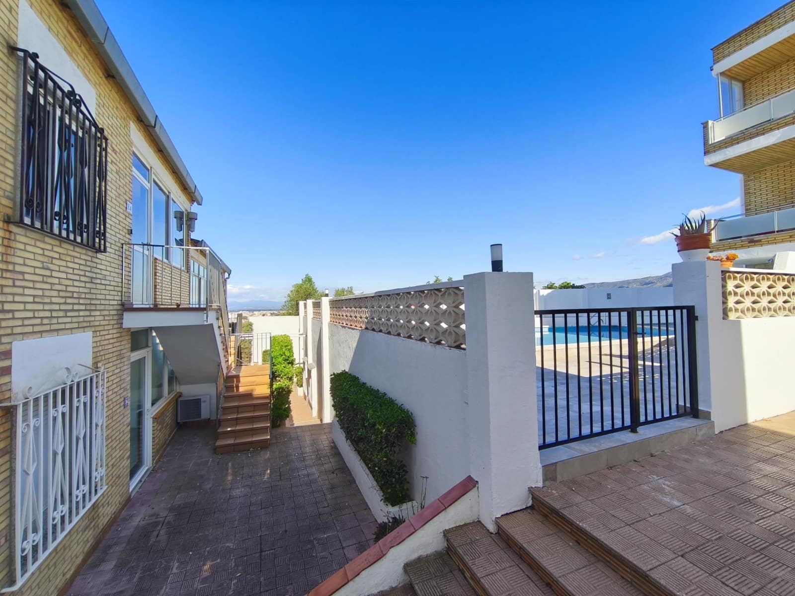 3 bedroom Apartment for sale in Roses with pool garage - € 335,000 (Ref: 10171878)
