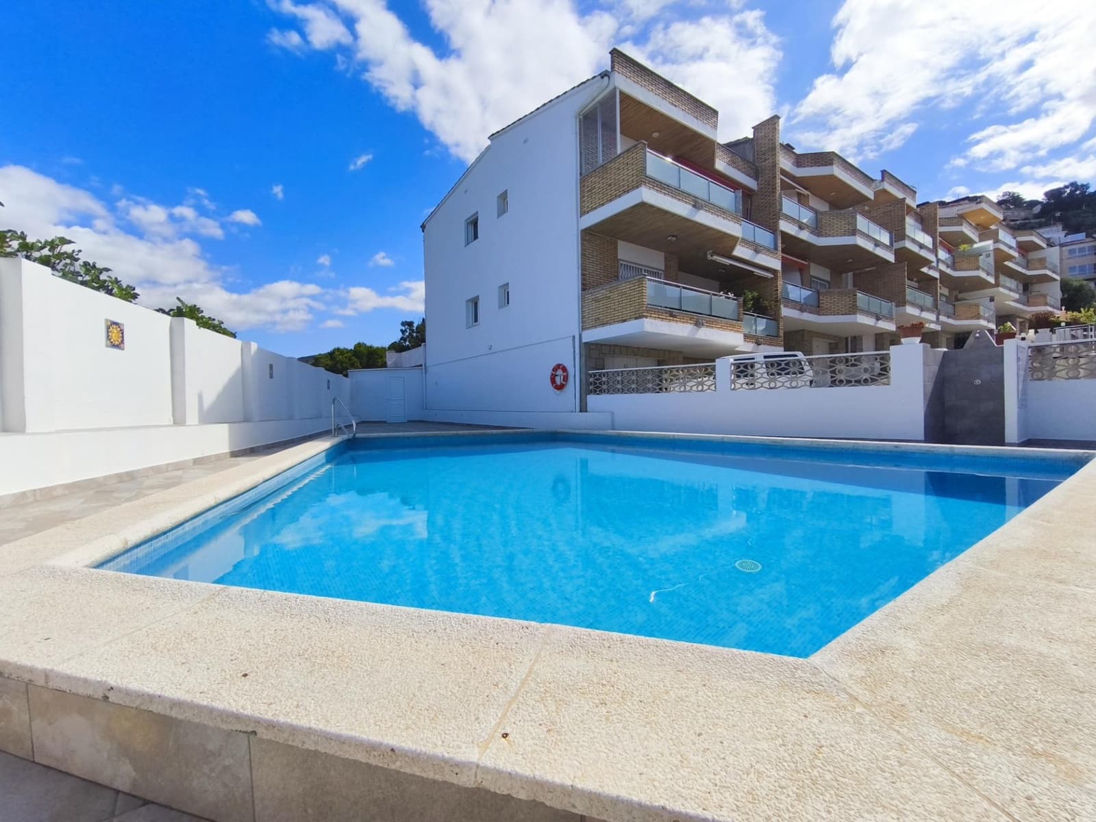 3 bedroom Apartment for sale in Roses with pool garage - € 335,000 (Ref: 10171878)