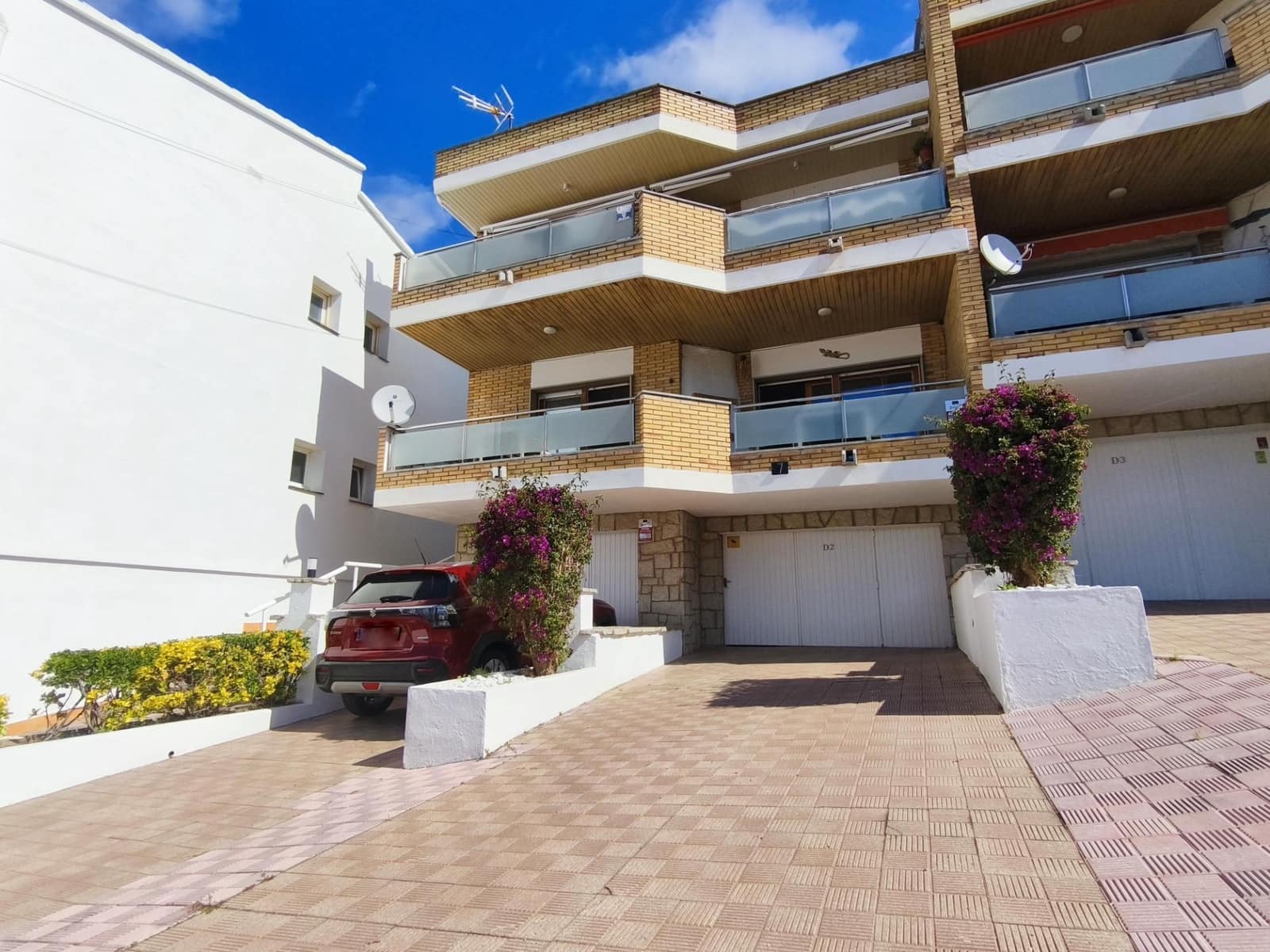 3 bedroom Apartment for sale in Roses with pool garage - € 335,000 (Ref: 10171878)