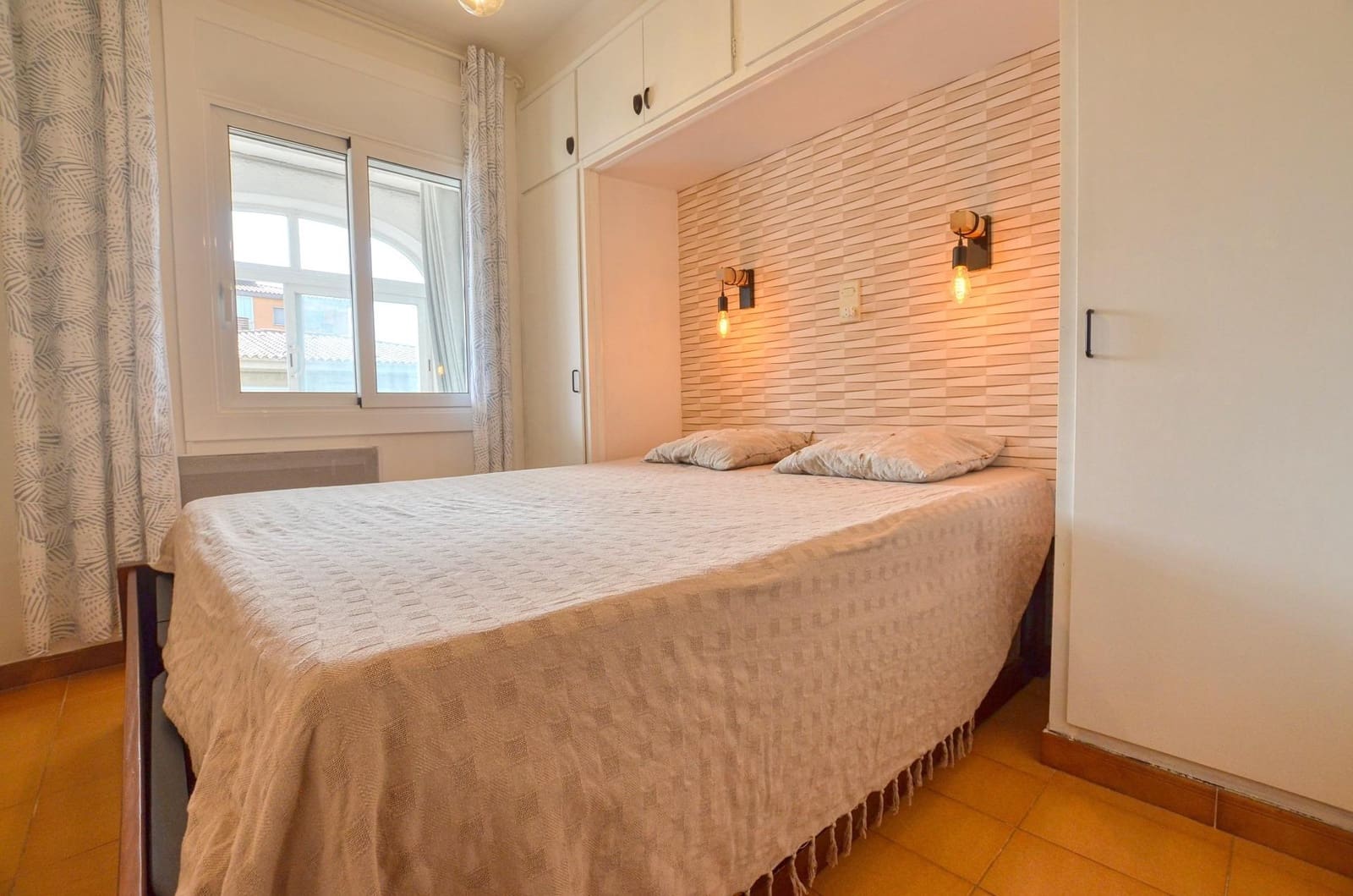2 bedroom Apartment for sale in Roses with garage - € 185,000 (Ref: 10171879)