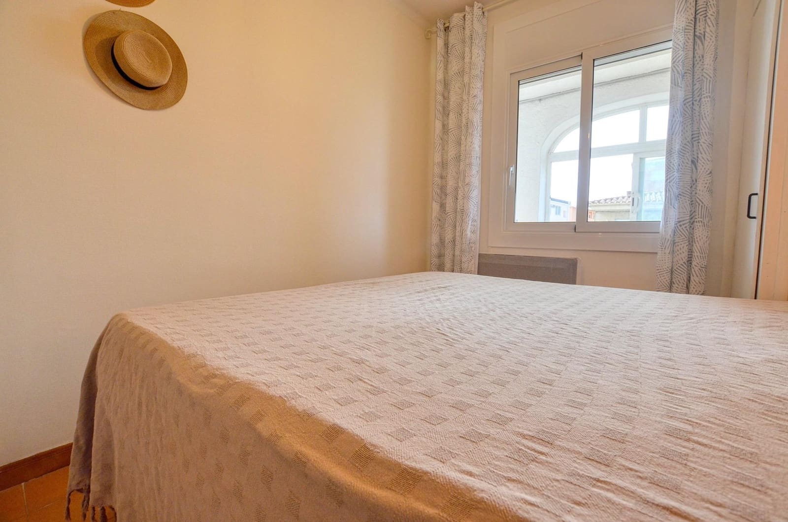 2 bedroom Apartment for sale in Roses with garage - € 185,000 (Ref: 10171879)