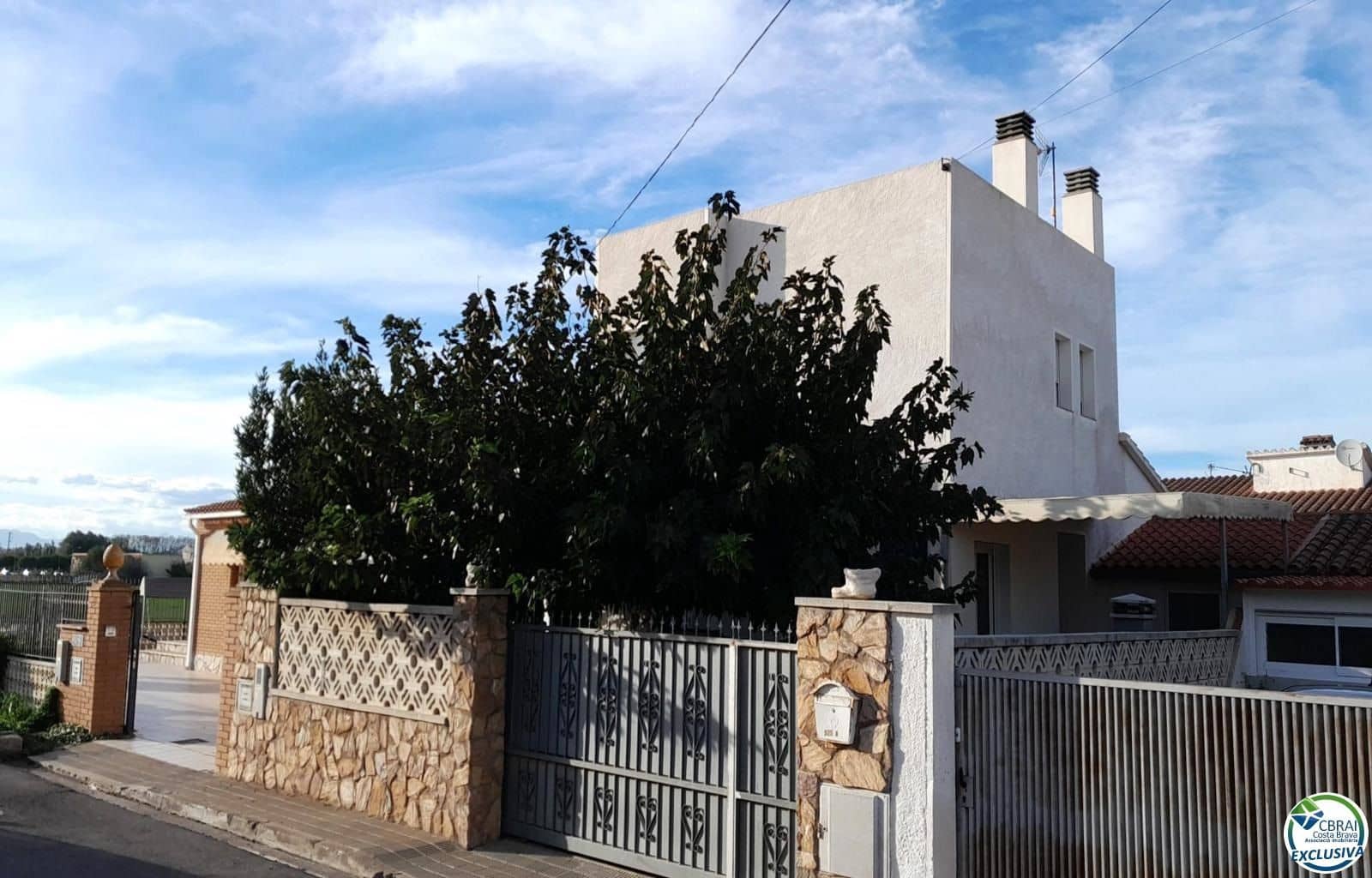 Chalet de 4 habitaciones en Empuriabrava en venta con piscina garaje - 349.000 € (Ref: 8663716)