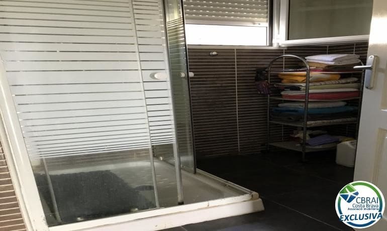 5 bedroom Villa for sale in Roses - € 460,000 (Ref: 8663768)