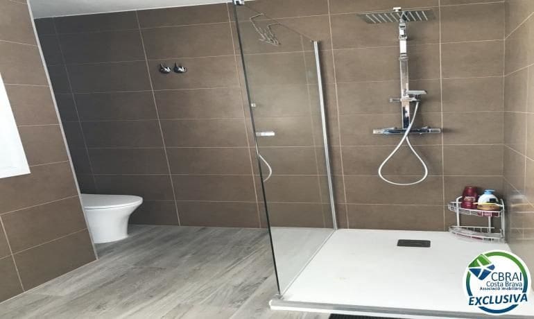 5 bedroom Villa for sale in Roses - € 460,000 (Ref: 8663768)