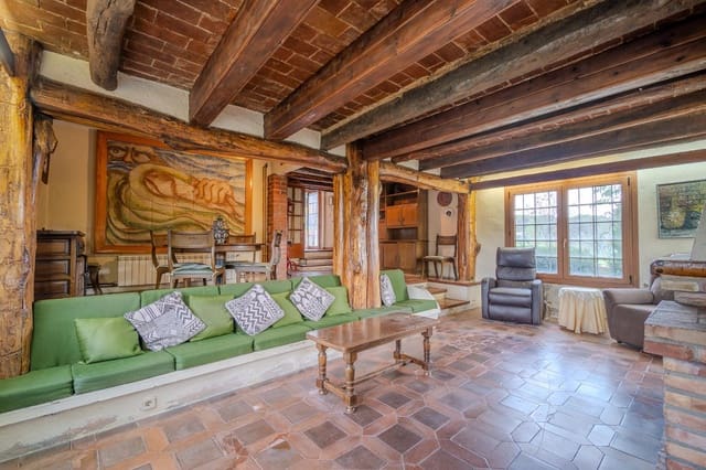 5 bedroom Villa for sale in Sils with garage - € 395,000 (Ref: 8663794)