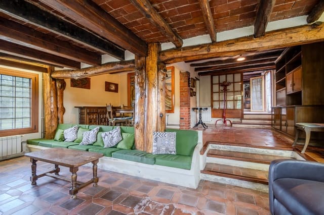5 bedroom Villa for sale in Sils with garage - € 395,000 (Ref: 8663794)