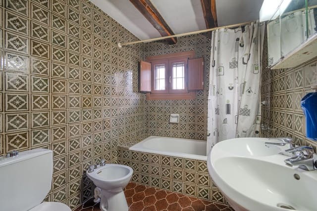 5 bedroom Villa for sale in Sils with garage - € 395,000 (Ref: 8663794)