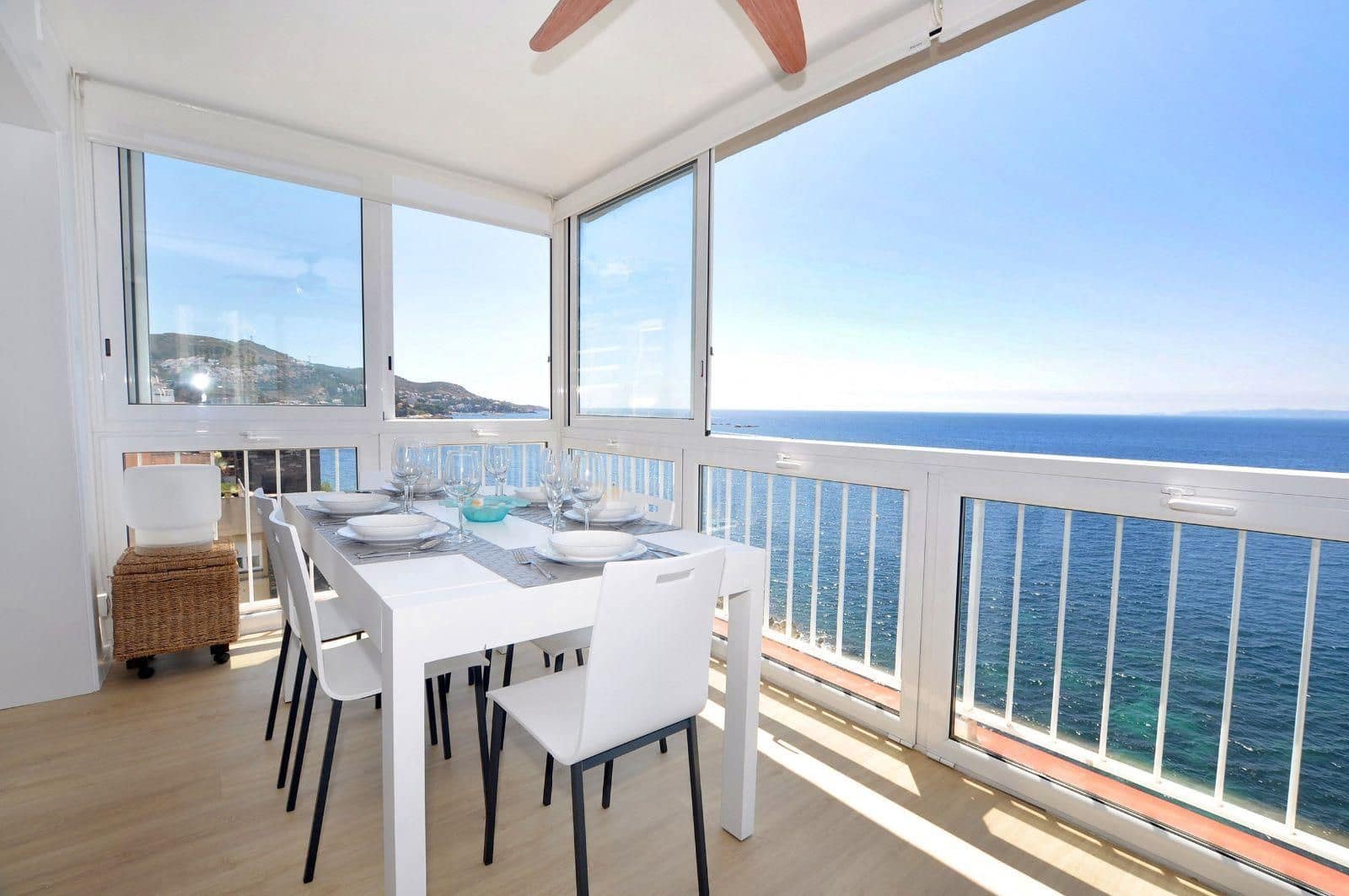 2 bedroom Flat for sale in Roses with garage - € 385,000 (Ref: 8705304)