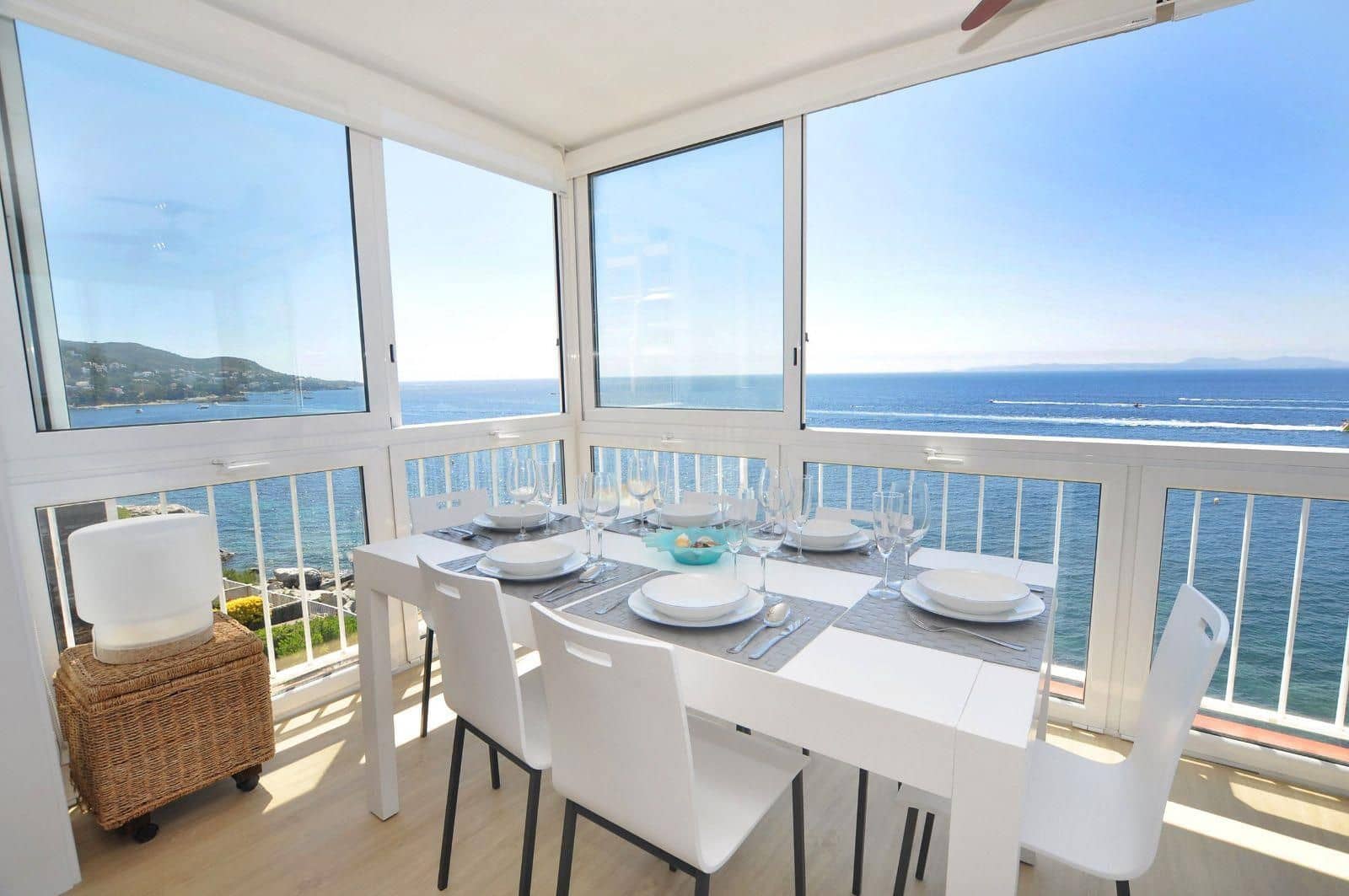 2 bedroom Flat for sale in Roses with garage - € 385,000 (Ref: 8705304)