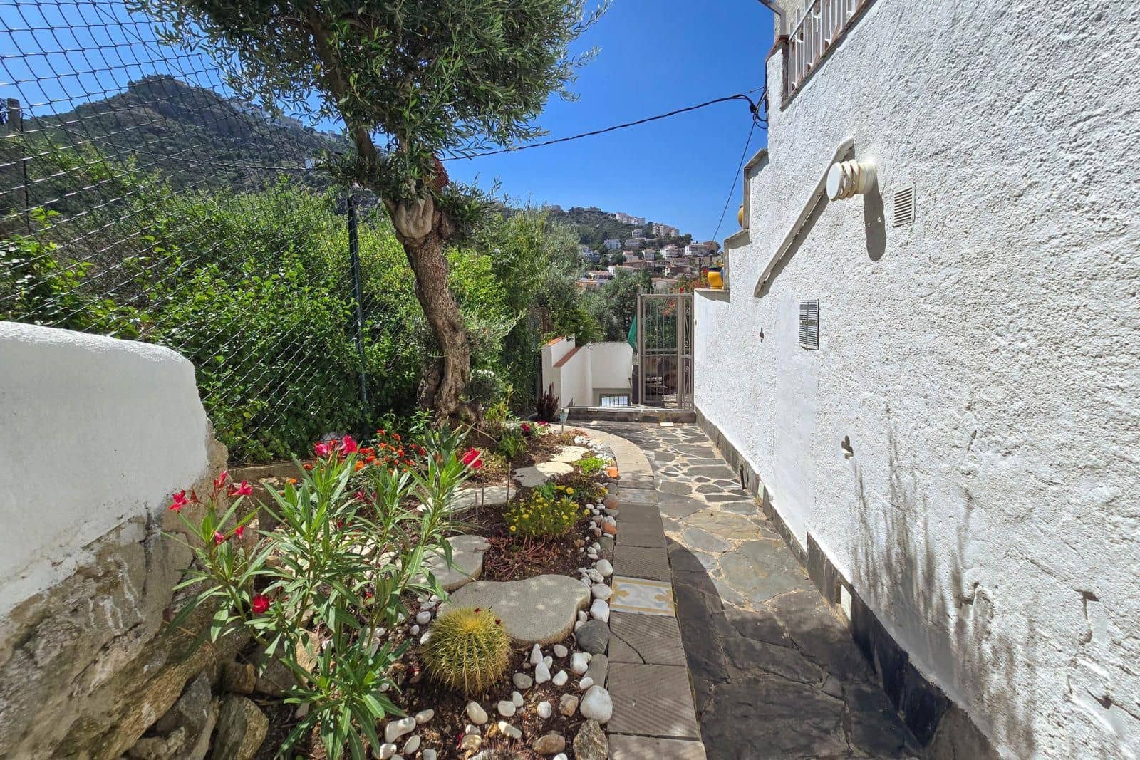 3 bedroom Flat for sale in Roses - € 319,000 (Ref: 8800338)